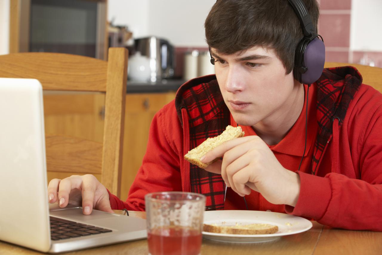 Голодные подростки. Подросток за компьютером. Еда для геймеров. Перед компьютером. Человек с едой за компьютером.