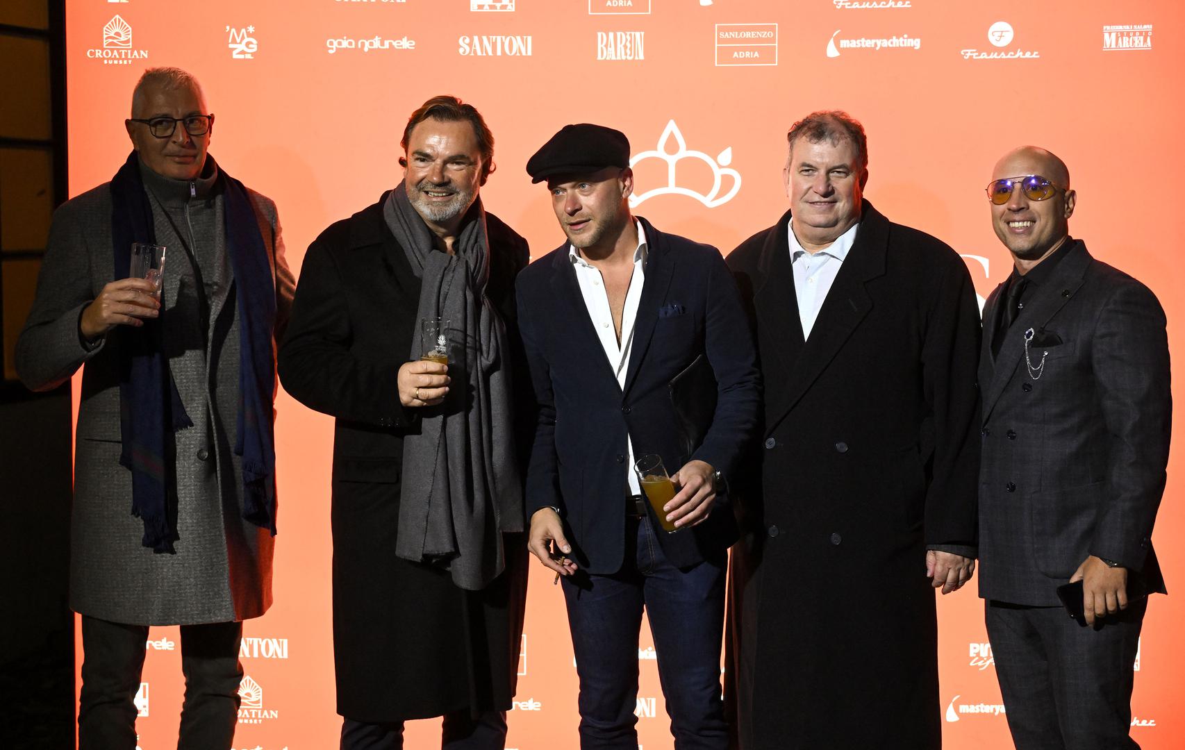 Brojna poznata estradna lica okupila su se sinoć u Muzeju grada Zagreba gdje se održala modna revija brenda Duchess Snježane Schillinger. Među uzvanicima na reviji je bio i Jakov Kitarović, suprug bivše predsjednice Kolinde Grabar Kitarović koja sinoć nije bila sa suprugom na reviji.