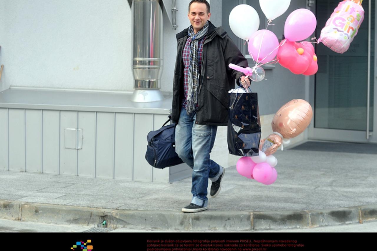 '23.12.2011., Zagreb - Novinar, urednik i voditelj Dnevnika Ivan Jabuka drugi put postao je otac. Njegova supruga Petra Ivancic, s kojom je u braku od proljeca ove godine, rodila je djevojcicu. Ivan J