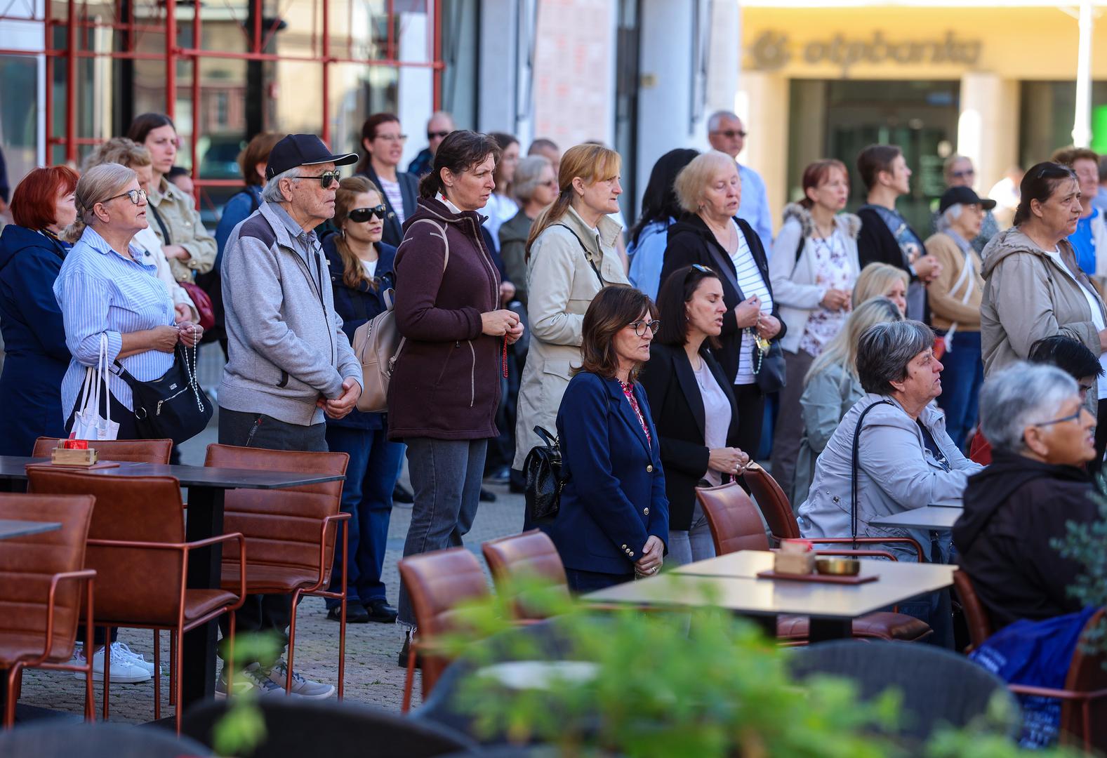 Nakon molitve uslijedila je marijanska procesija ulicama Zagreba do Bazilike Srca Isusova, gdje je služena sveta misa.