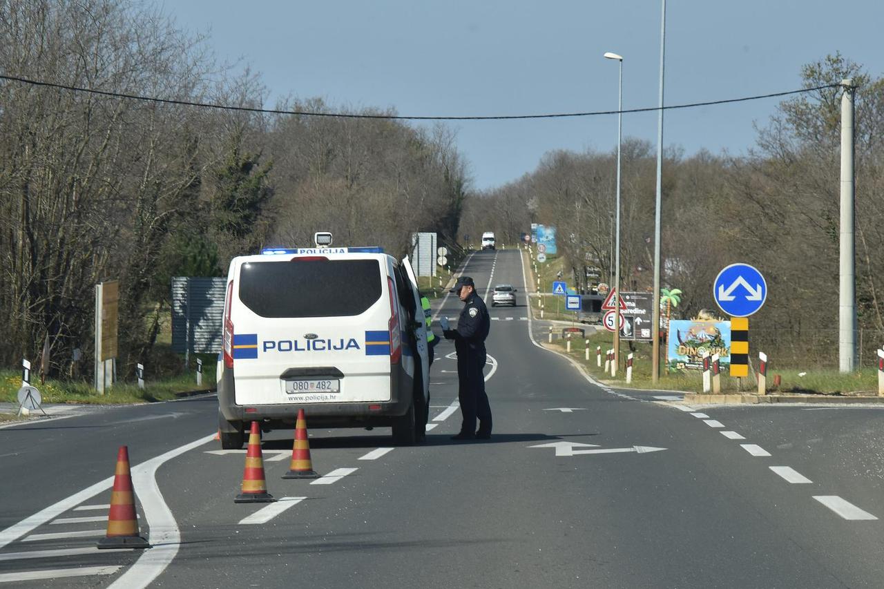 U centru Poreča raznesen bankomat
