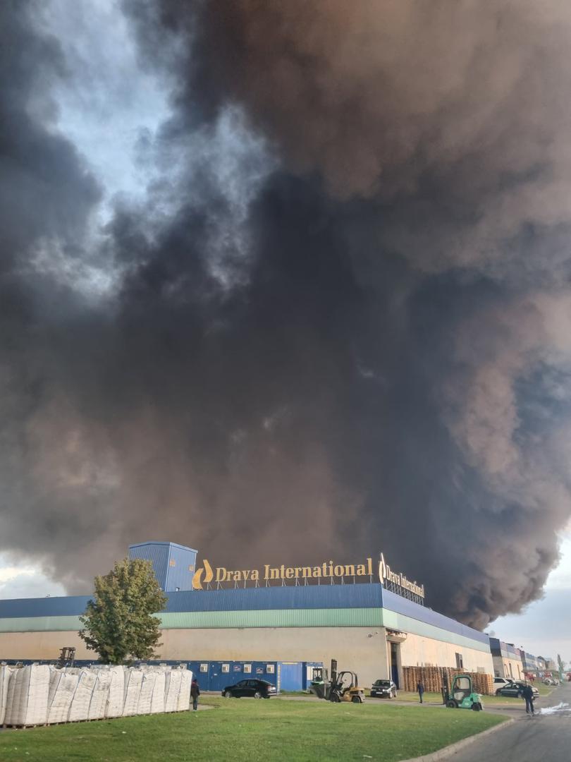 Gašenje će vjerojatno trajati dugo, što zbog vjetra, ali i zbog same materije koja gori, a to je prešana plastika.