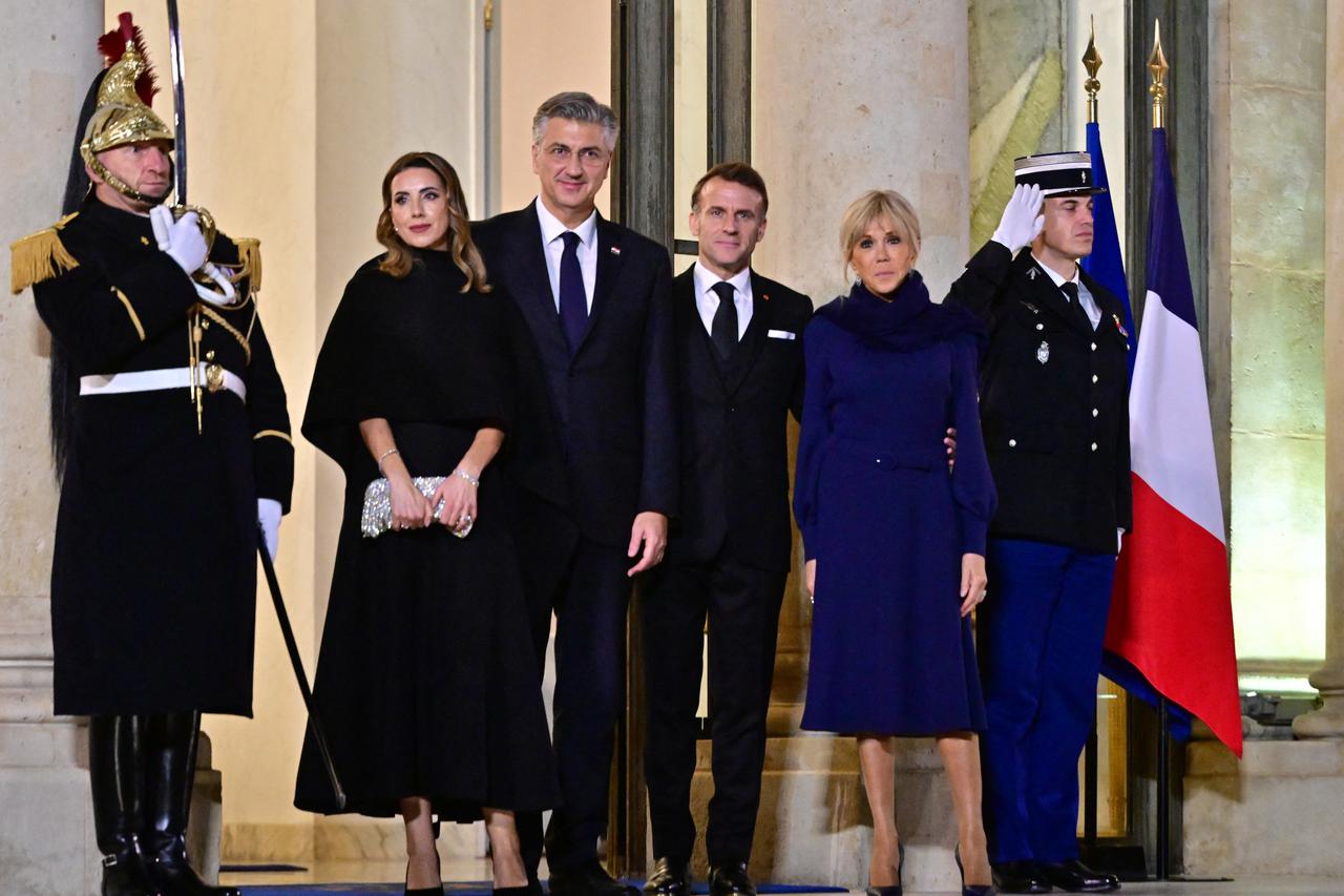Le président Emmanuel Macron et sa femme Brigitte Macron accueillent le premier ministre de la Croatie Andrej Plenkovic et sa femme Ana Maslac Plenkovic au palais de l'Elysée à Paris