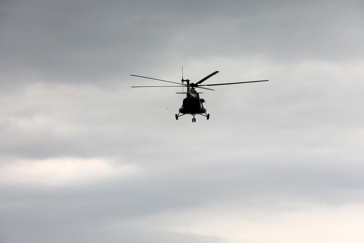 Vojni helikopter u letu iznad Rijeke