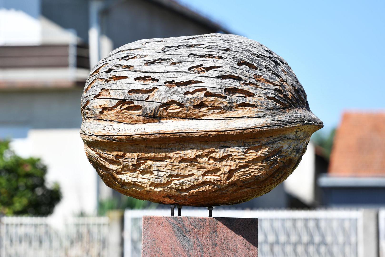 Kako piše eMeđimurje, spomenik podsjeća na plodnost međimurske zemlje i mudrost predaka koji su znali kako iz prirode izvući najbolje.