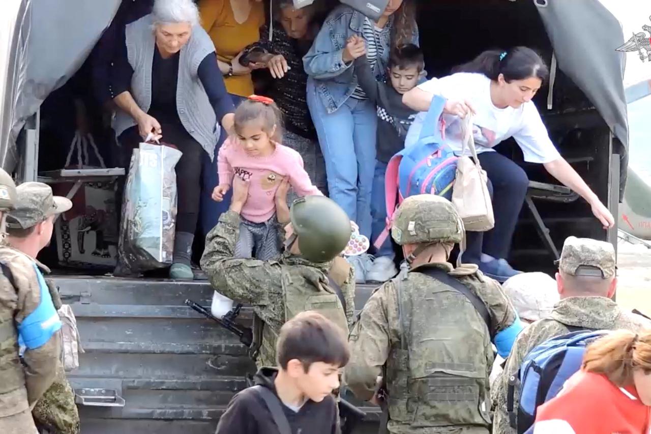 storyeditor/2023-09-25/2023-09-20T085146Z_1336381269_RC28C3A4HLSV_RTRMADP_3_ARMENIA-AZERBAIJAN-RUSSIA-PEACEKEEPERS__1_.JPG