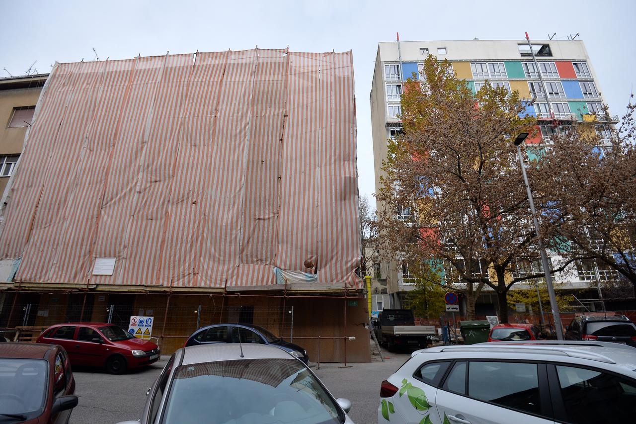 16.11.2016., Zagreb - Viticev neboder u Laginjinoj ulici se preuredjuje.  Photo: Marko Lukunic/PIXSELL