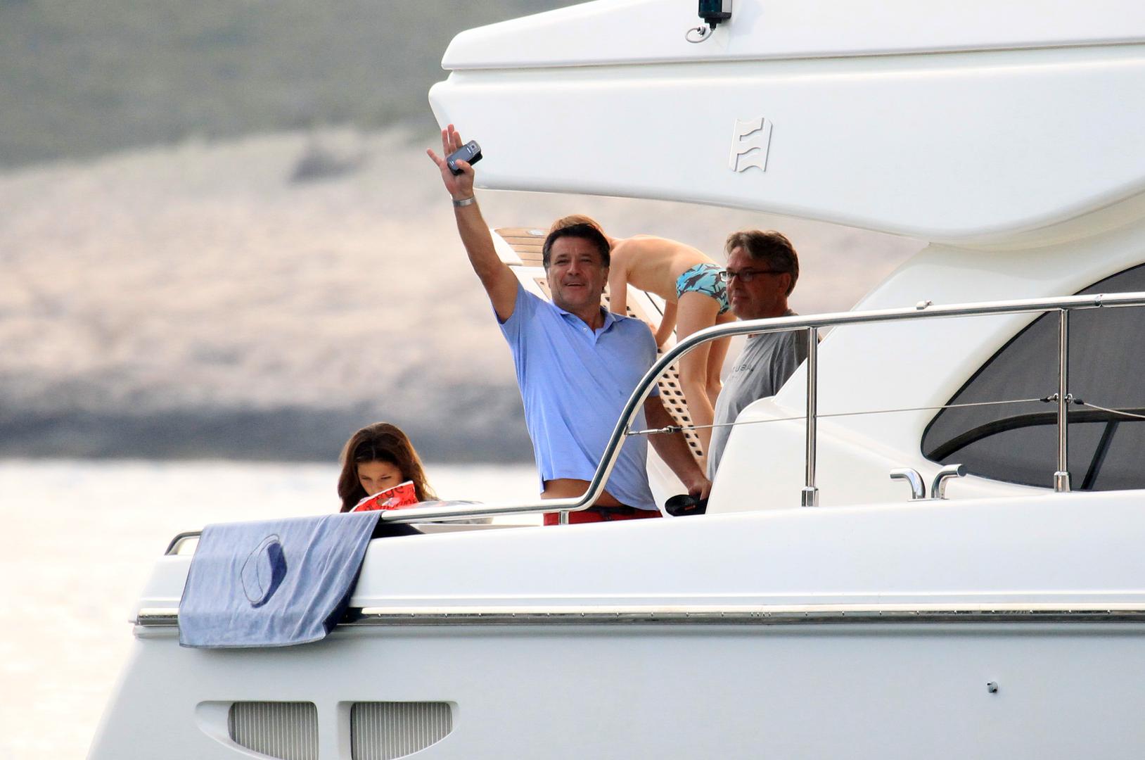 2015. - Uhićen zbog sumnji u utaju poreza nakon spornih transfera nogometaša Dinama.