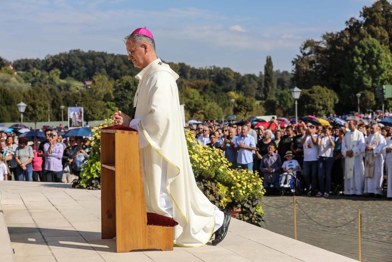 30.09.2023.,Marija Bistrica, u nacionalnom svetistu Majke Bozje Bistricke u Mariji Bistrici iz zraka  se kao zavjet Majci Bozjoj i znak zahvale za Stepincevu beatifikaciju s neba prosute latice od 10 000 ruza na prostor crkve na otvorenom. Na samom pocetku svete mise apostolski nuncij u RH nadbiskup Giorgio Lingua predao je Palij liturgijski znak sto ga nose nadbiskupi novom nadbiskupu zagrebackom Drazenu Kutlesi.    Photo: Robert Anic/PIXSELL