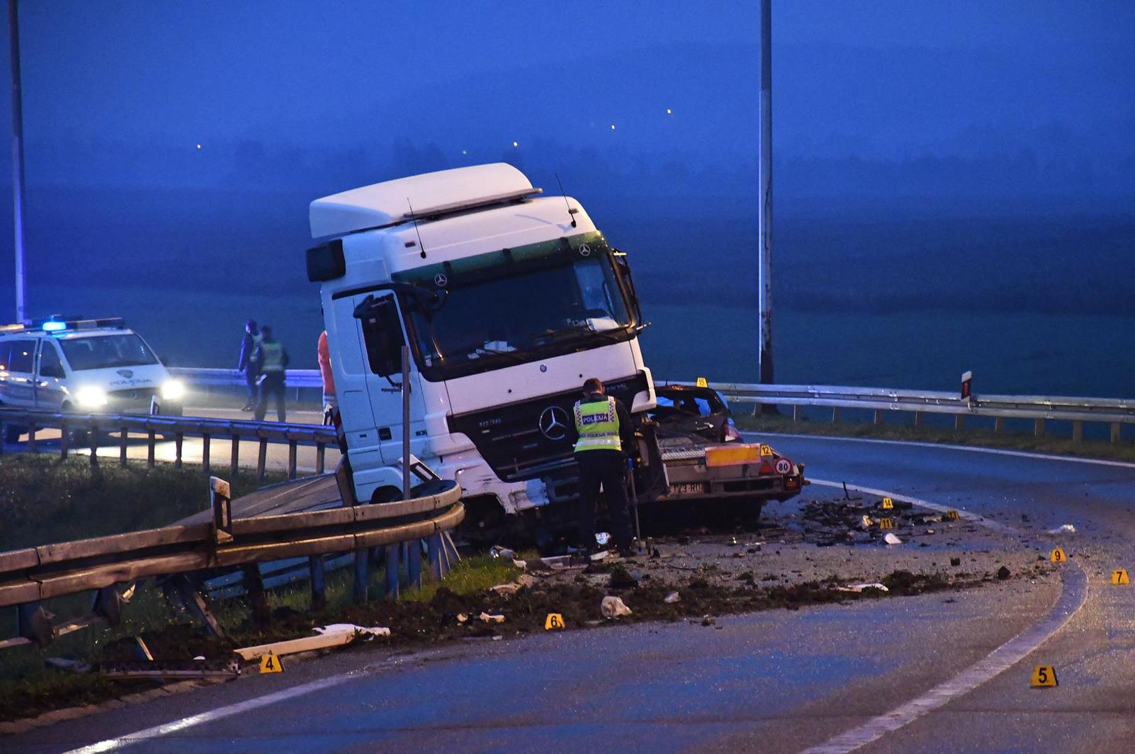 22.10.2021., Okucani - U teskoj prometnoj nesreci na autocesti A3 kod Okucana ismrtno stradale tri osobe. Teretnim automobilom hrvatskih nacionalnih oznaka upravljao je 25-godisnji drzavljanin Republike Hrvatske, dok su se u osobnom automobilu nalazile tri osobe. Photo: Ivica Galovic/PIXSELL