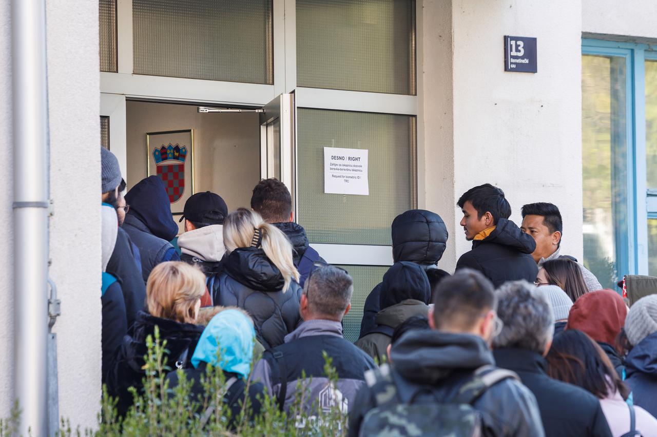 Zagreb: Strani radnici čekaju u redu ispred Službe za državljanstvo i statusna pitanja stranaca