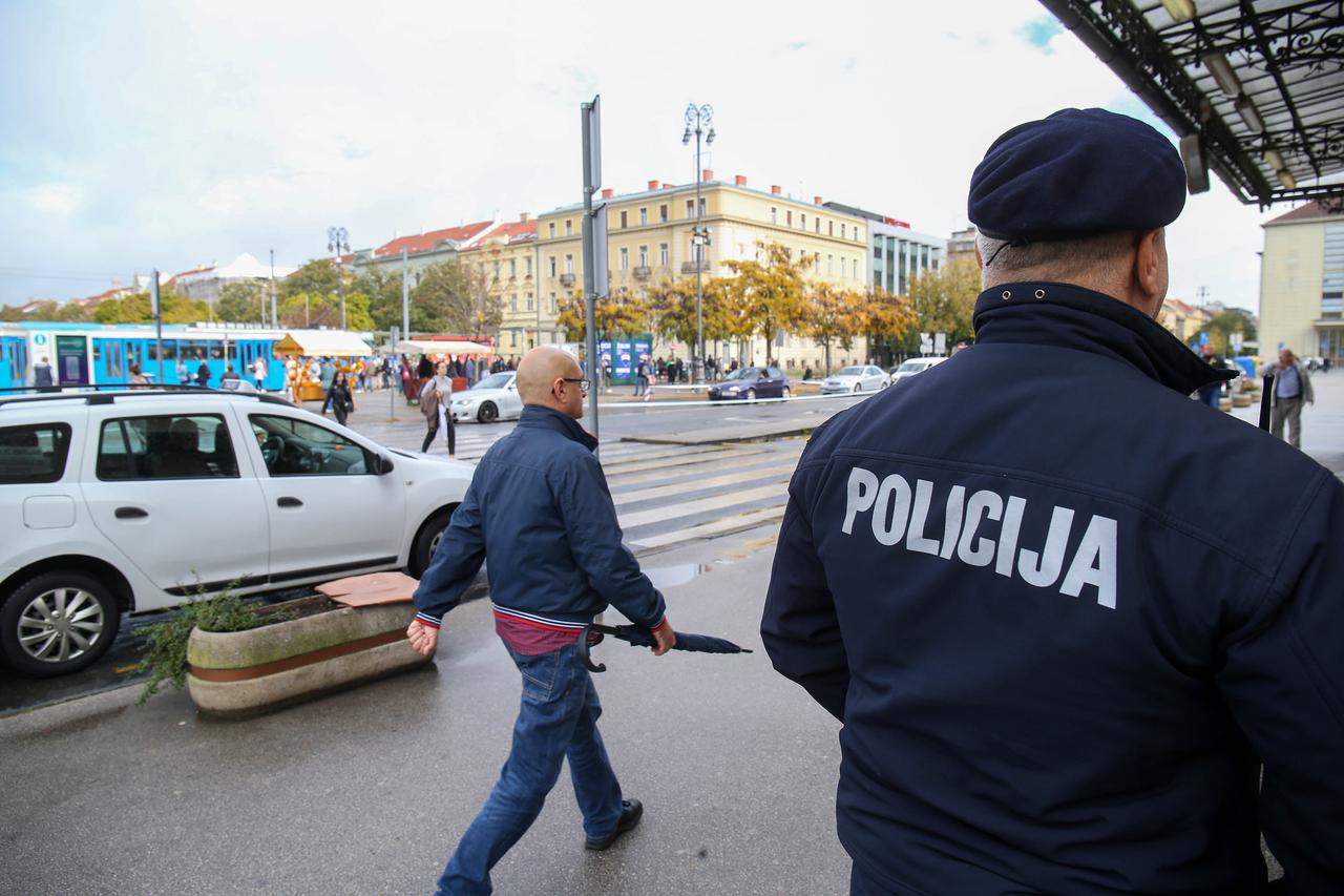 Zagreb: Ispred Glavnog kolodvora velik broj policije i parkirališta ograđena policijskim trakama