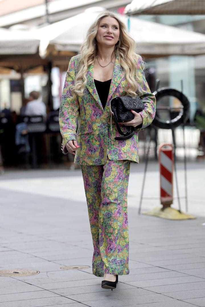 Za večernje izlaske i posjete luksuznim lokalnim restoranima, Petra je birala izuzetno elegantna izdanja. 
