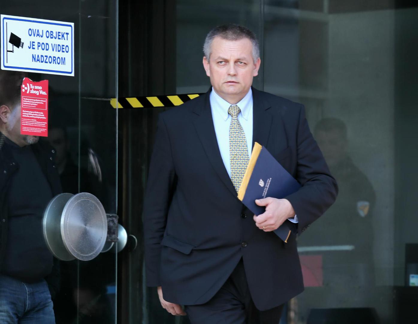 Crnoja je kasnije tvrdio kako ostavku nije dao zbog otkrića o baraci, nego zato što nije želio biti “uteg Vladi”. 