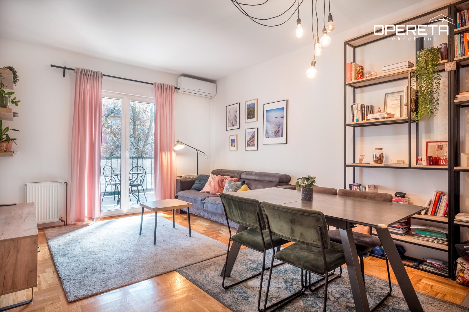 Sastoji se od dnevnog boravka, kuhinje + blagovaone, dvije spavaće sobe, kupaonice, izbe, ulaza, hodnika, balkona i spremišta