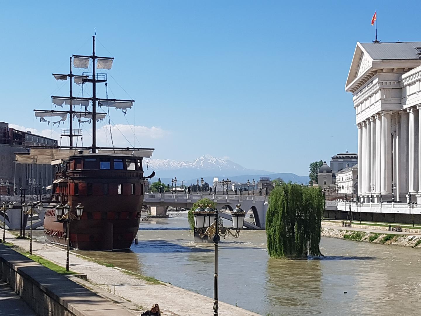 Na Vardaru su i dva gusarska broda u prirodnoj veličini. Makedonci nemaju izlaz na more, a sva jezera dijele sa susjedima