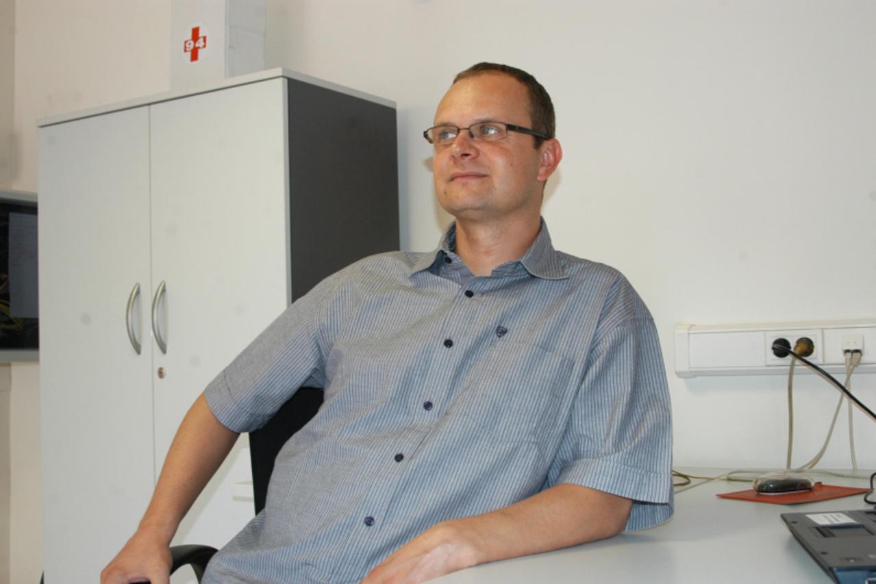 '29.06.2010., Bjelovar - Mario Brestovecki priveden u policiju zbog glasnog slusanja rock glazbe Photo: Damir Spehar/PIXSELL                                                '