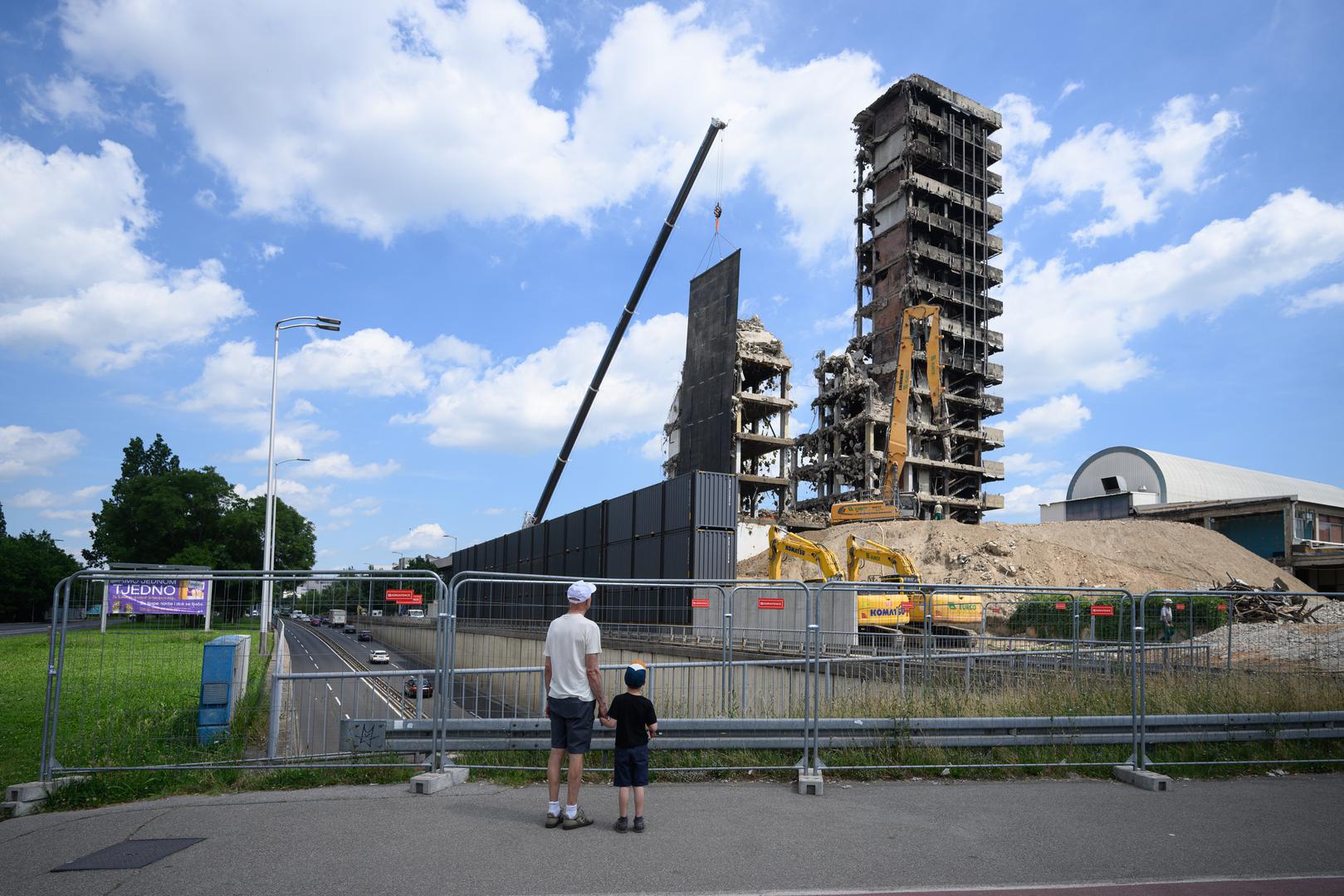Iz Euroca su istaknuli da se nastavak uklanjanja nebodera odvija uz inovativna rješenja zaštite i sigurnosti za sve sudionike na gradilištu i u okolici zgrade.