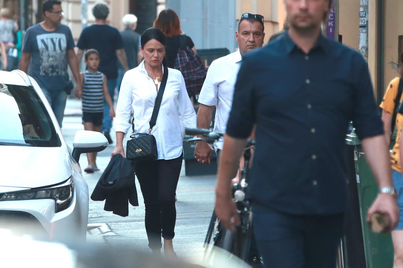 Zagreb: Nasmijani Vili Beorš u društvu supruge prošetao centrom grada