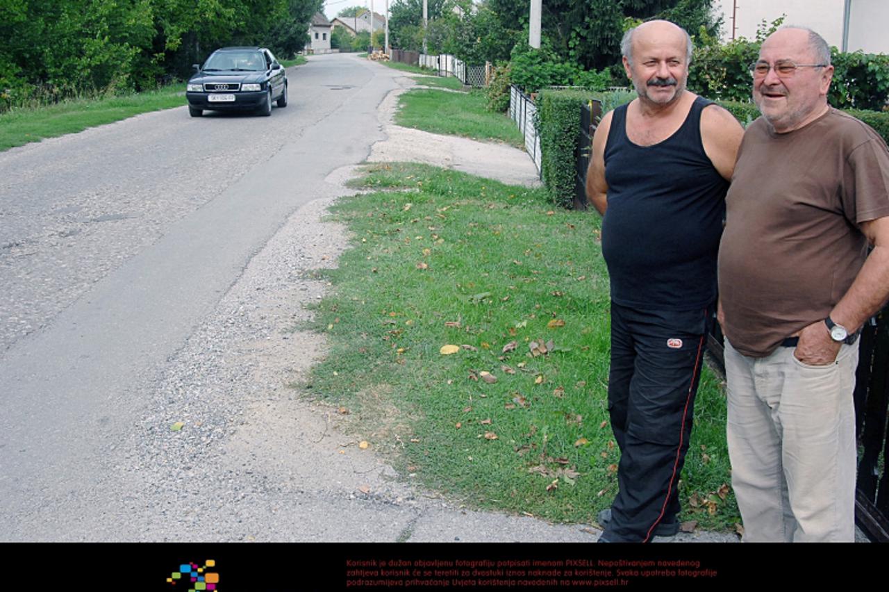 '27.09.2012., Sisak - Savska ulica u prigradskom naselju Galdovo preuska je, puna udarnih rupa i bez plocnika, no godinama nije nista napravljeno kako bi se stanje poboljsalo. Photo: Nikola Cutuk/PIXS