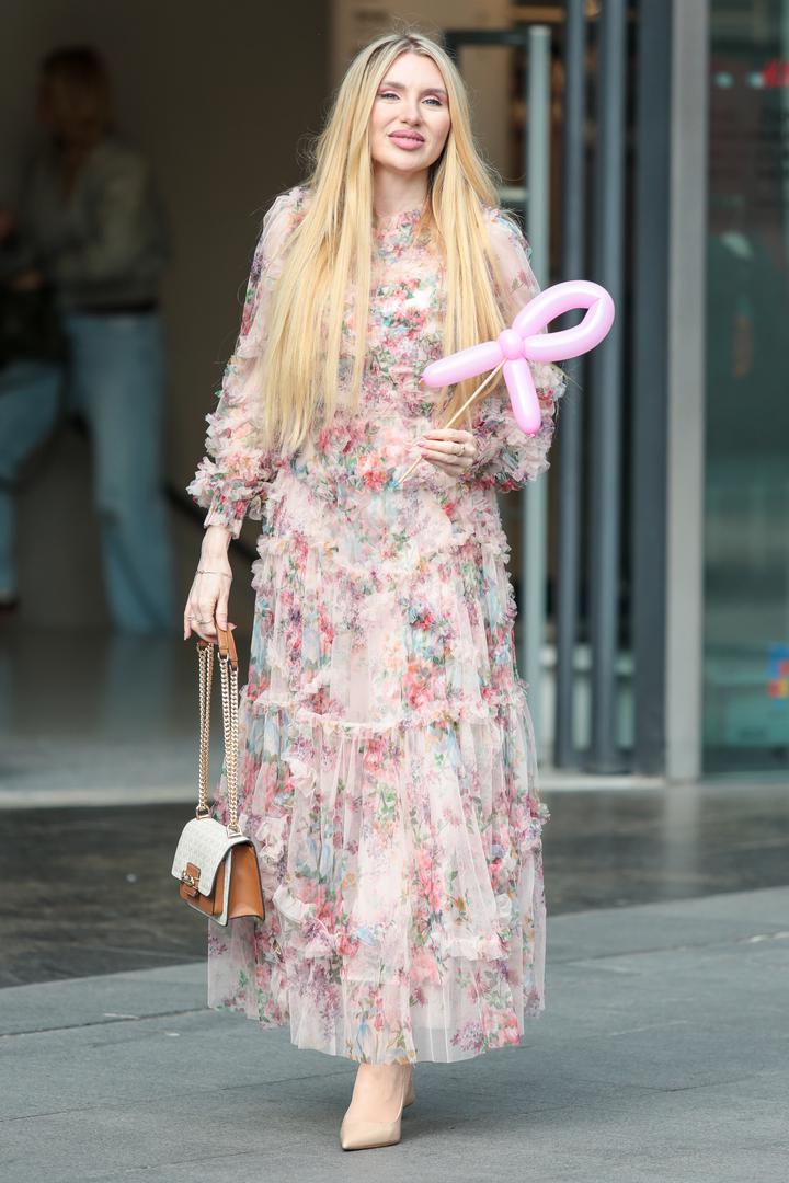 I liječnica Petra Meštrić prošetala je centrom Zagreba s ružičastom vrpcom čime se obilježava borba protiv raka dojke. 