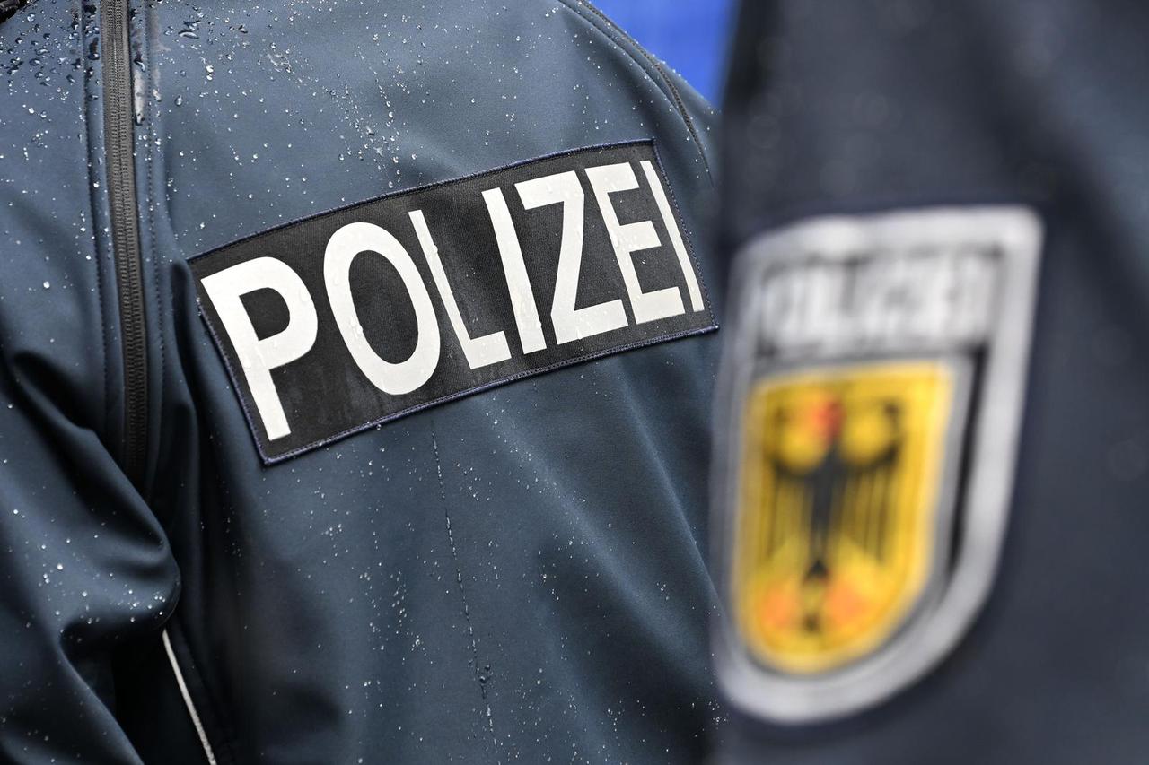 Border control by the Bavarian border police at the Kiefersfelden border crossing.