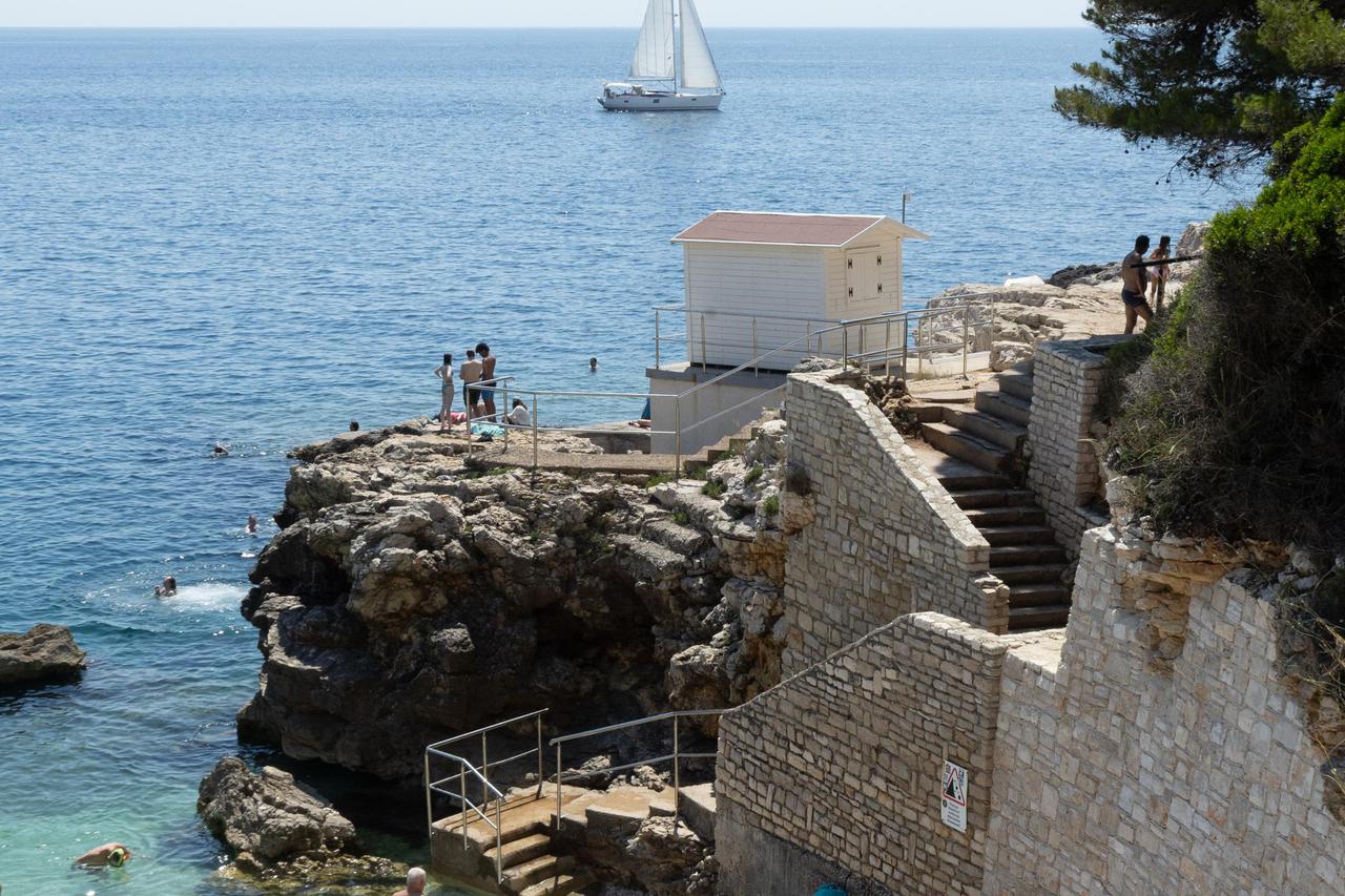 Pula: Havajska plaža na Verudeli raj je za kupače i ljubitelje skokova sa stijena