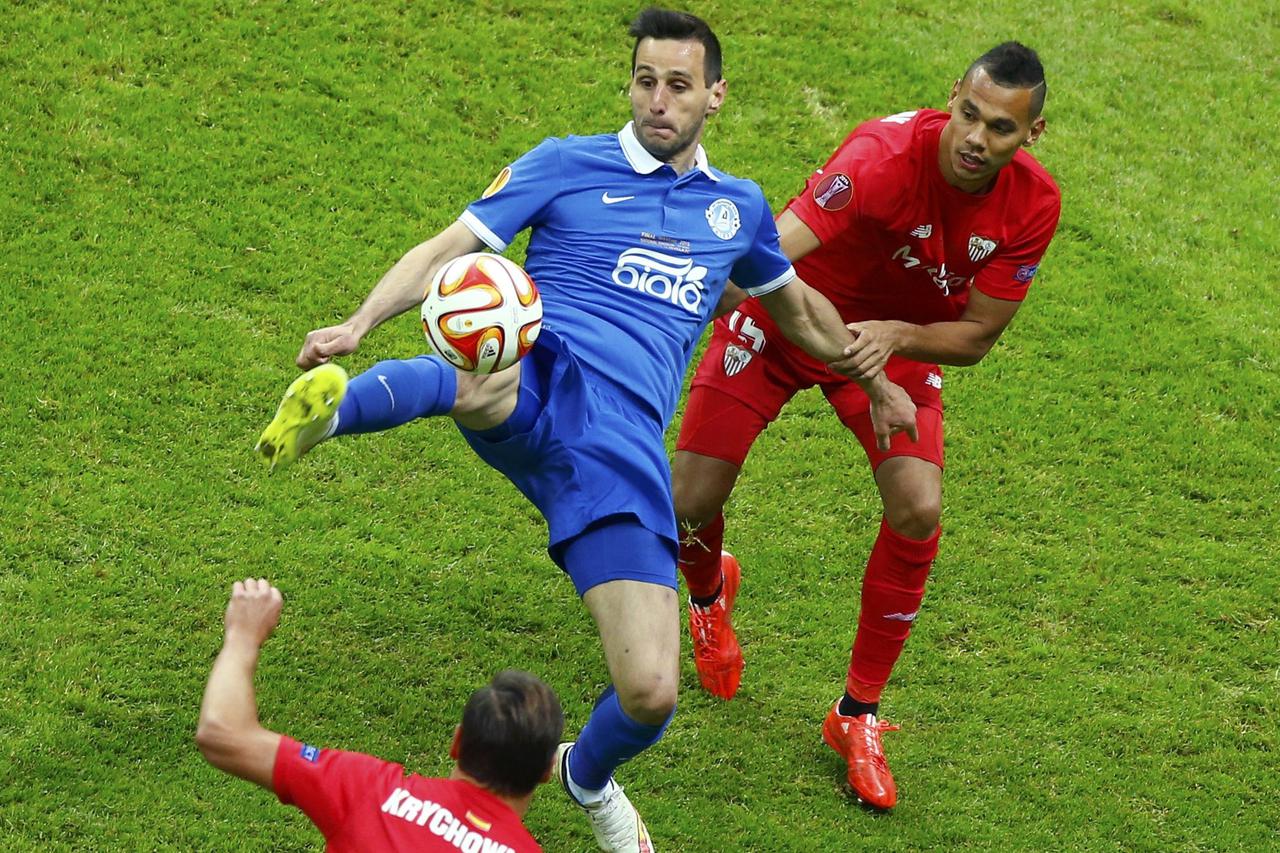 Football - Dnipro Dnipropetrovsk v Sevilla - UEFA Europa League Final - National Stadium, Warsaw, Poland - 27/5/15  Dnipro's Nikola Kalinic in action with Sevilla's Timothee Kolodziejczak and Grzegorz Krychowiak (lower)   Reuters /Hannibal Hanschke