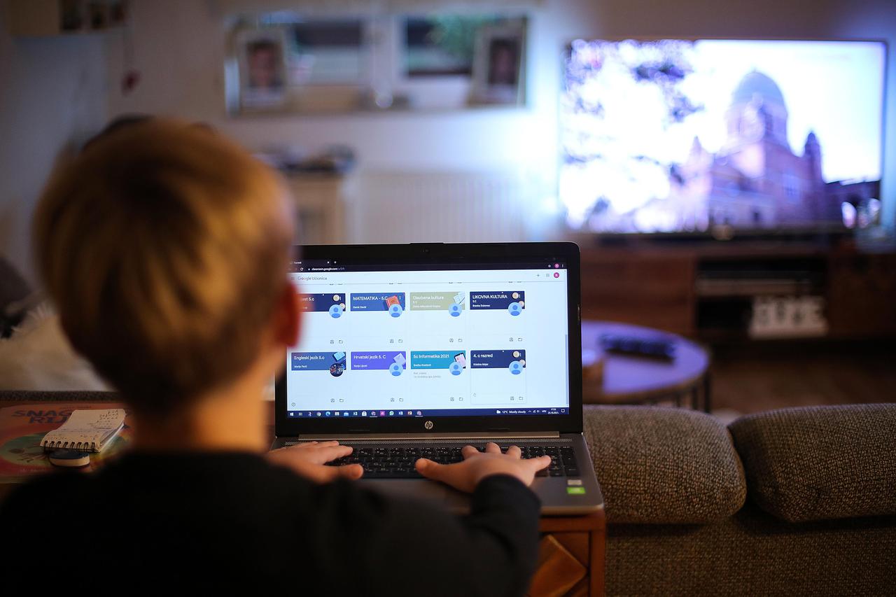 Zbog loše epidemiološke situacije osnovne i srednje škole mogle bi prijeći na online nastavu