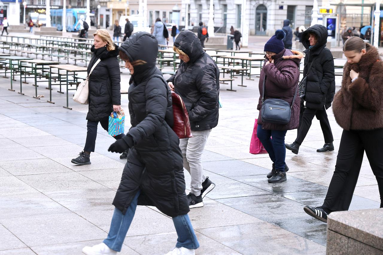 Zagreb: Vjetar i slaba kiša, cvjećari sa trga čekaju smirivanje vremena