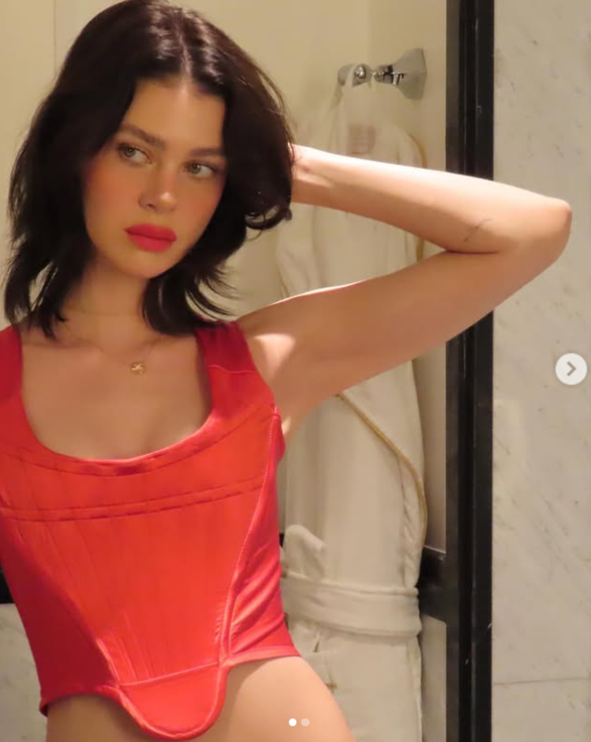 Prema medijskim navodima, fotografije su nastale na snimanju njezina novog filma 'Prima', za koji se Peltz podvrgnula rigoroznim pripremama – četveromjesečni baletni treninzi i stroga dijeta doveli su njezinu težinu ispod 45 kilograma. 