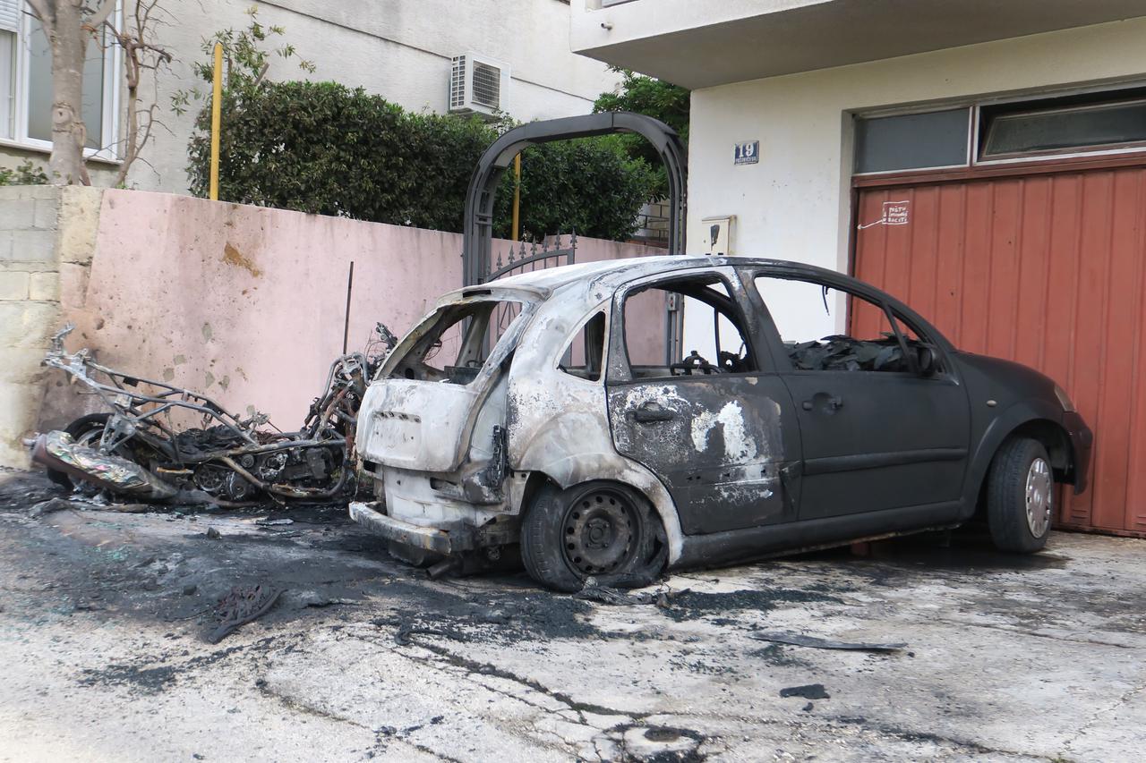 Podstrana: Tijekom noći vatra progutala automobil i motocikl