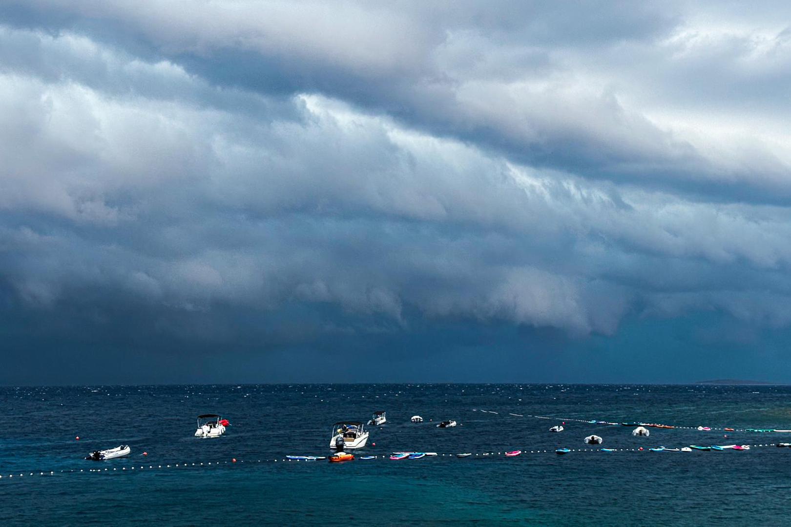 U jutarnjim satima počele su dolaziti dojave čitatelja o jakoj kiši u dalmatinskim mjestima.