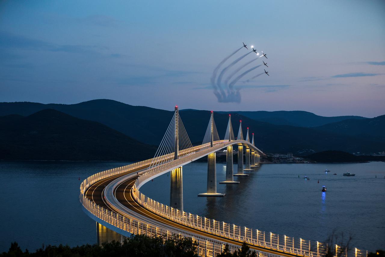 Krila oluje iznad Pelješkog mosta