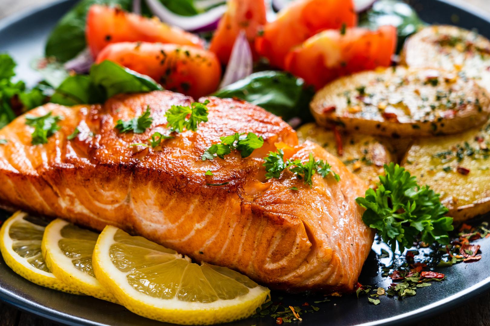 Masna riba: Masna riba poput divljeg lososa, sardina, inćuna, haringe i skuše kvalitetni su izvori proteina i esencijalnih omega-3 masnih kiselina DHA i EPA, rekao je Hyman. 'Jesti losos dva puta tjedno dovoljno je da smanjite rizik od srčanog udara, aritmije, moždanog udara, visokog krvnog tlaka i povišenih triglicerida', objasnio je. Omega-3 masne kiseline u masnoj ribi također štite od upala, temeljnog uzroka gotovo svih kroničnih bolesti i bolesti povezanih sa starenjem.