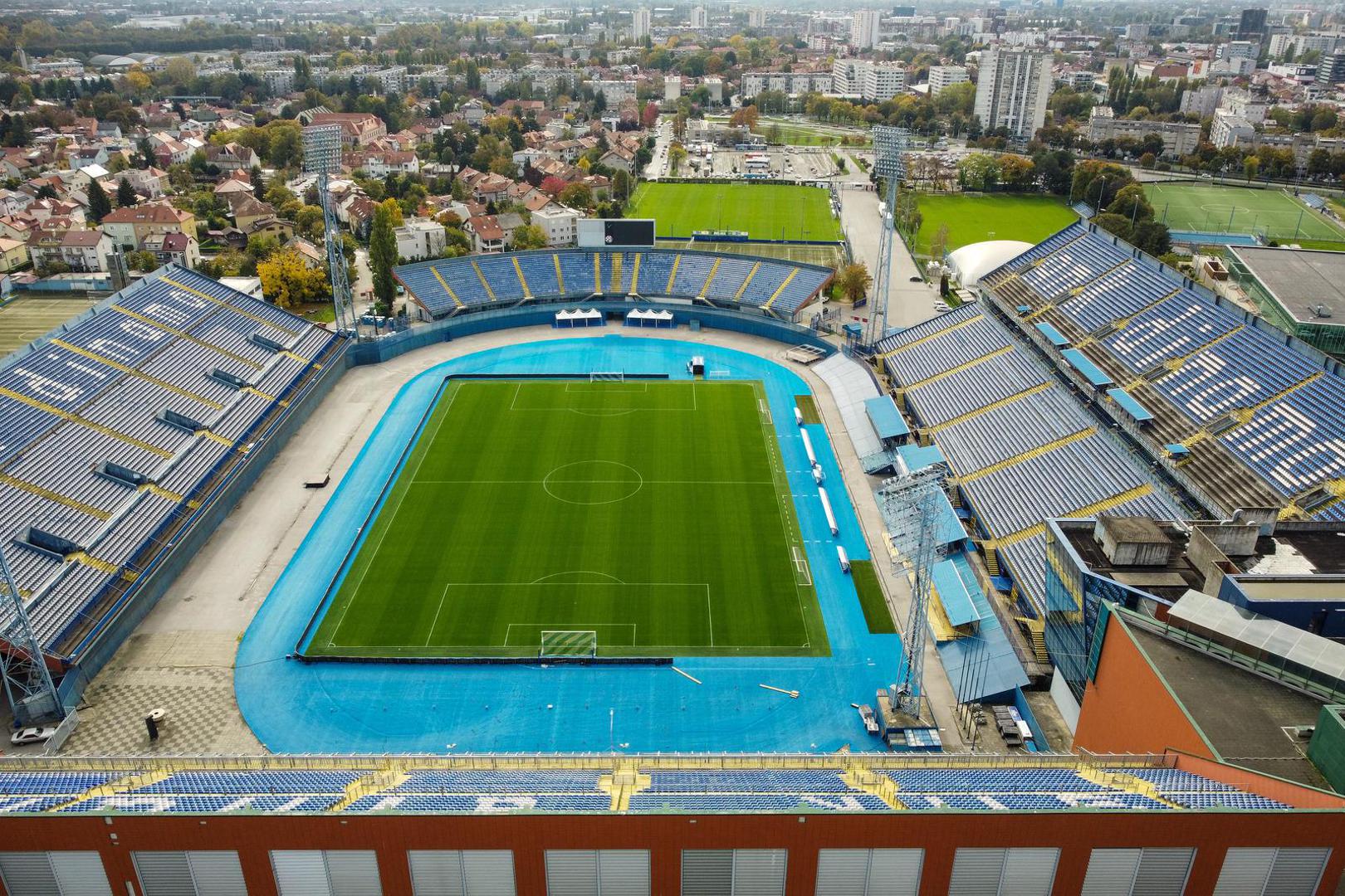 Prema ocjenama i dojmovima brojnih navijača na specijaliziranim stranicama, stadion na kojem igraju zagrebački Dinamo i hrvatska nogometna reprezentacija je treći najružniji u Europi. Ispred Maksimira su samo Balaidos, stadion Celte Vigo te Carlo Castellani, mjesto na kojem domaće utakmice igra talijanski prvoligaš Empoli.