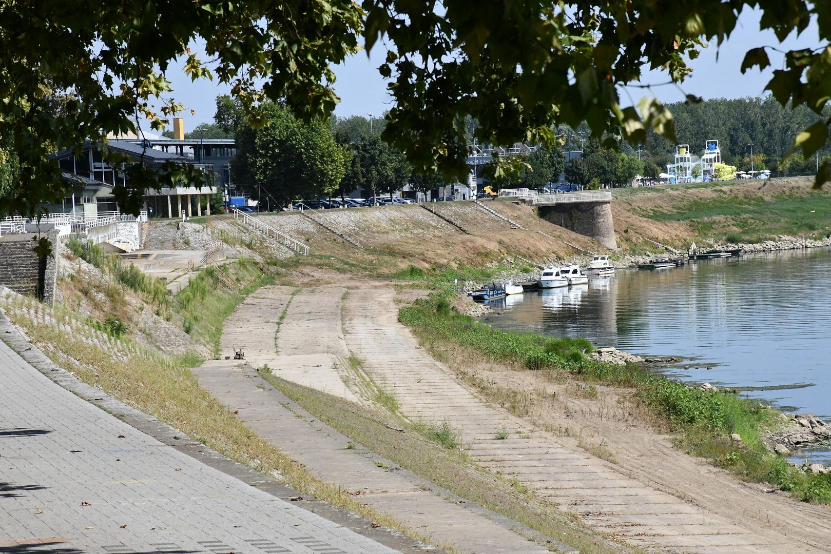 Aktualni niski vodostaj posljedica je dugotrajnog razdoblja visokih temperatura i izostanka značajnijih oborina, a hoće li Sava u narednim danima dosegnuti ili premašiti povijesni minimum ovisit će o daljnjem razvoju vremenskih prilika.