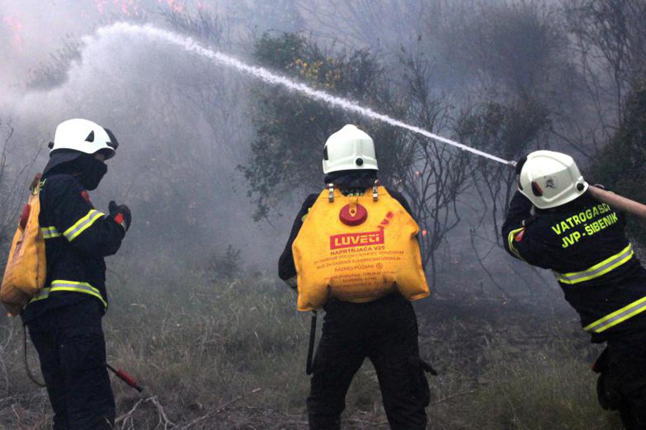 požar, vatra, vatrogasci (1)