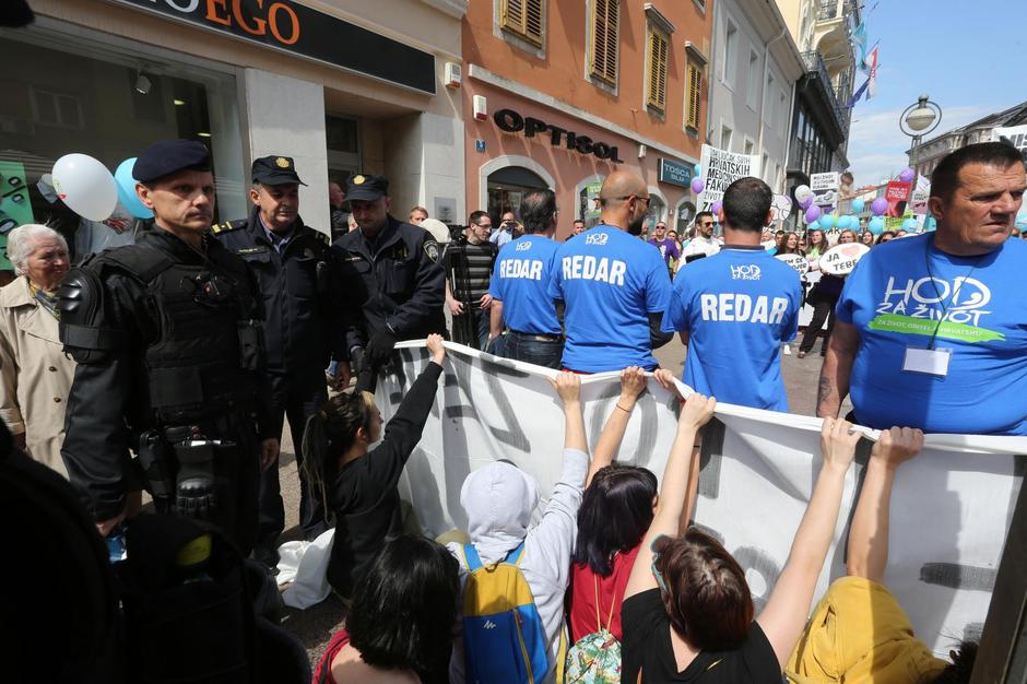 Policija privela prosvjednike koji su ometali Hod za život