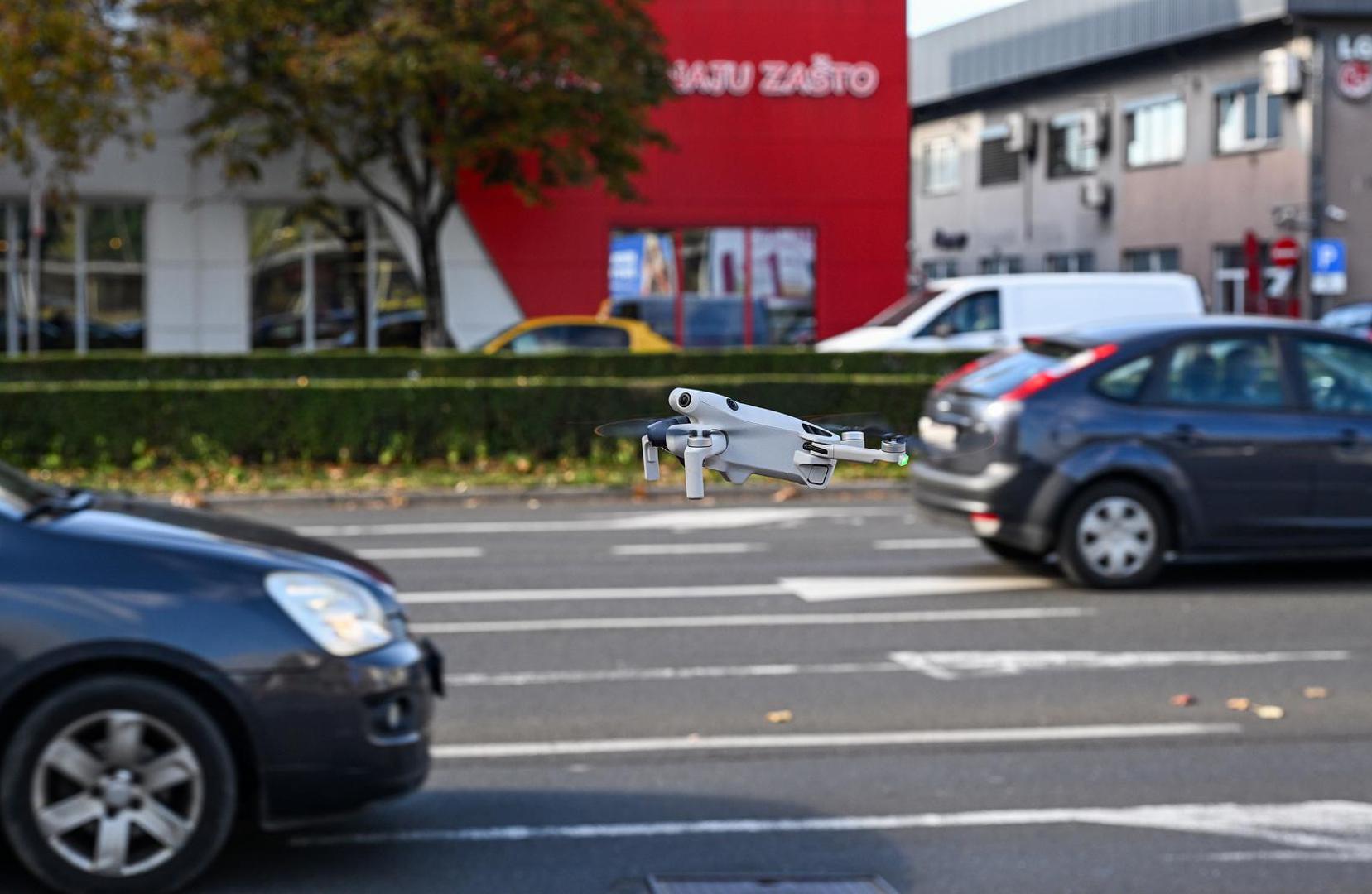 Pomoću dronova, između ostalog, utvrđivat će se i prekršaji poput nekorištenja sigurnosnog pojasa, nepropisne uporabe mobitela, prolaska kroz crveno svjetlo, nepropisnog pretjecanja, nepoštivanja prometnih znakova i dr. 