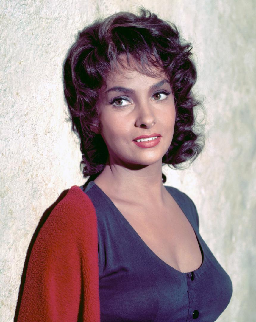 Kad je Gini sljedeće godine Mario Costa ponudio ulogu u filmu-operi "I pagliacci", zatražila je milijun lira honorara, u to doba nezamislivo visoku svotu, no Costa je pristao. Iako je film mlako primljen, novinski stupci bili su puni tekstova o Gininoj "neponovljivoj ljepoti", a ubrzo je uslijedio i poziv iz Hollywooda.