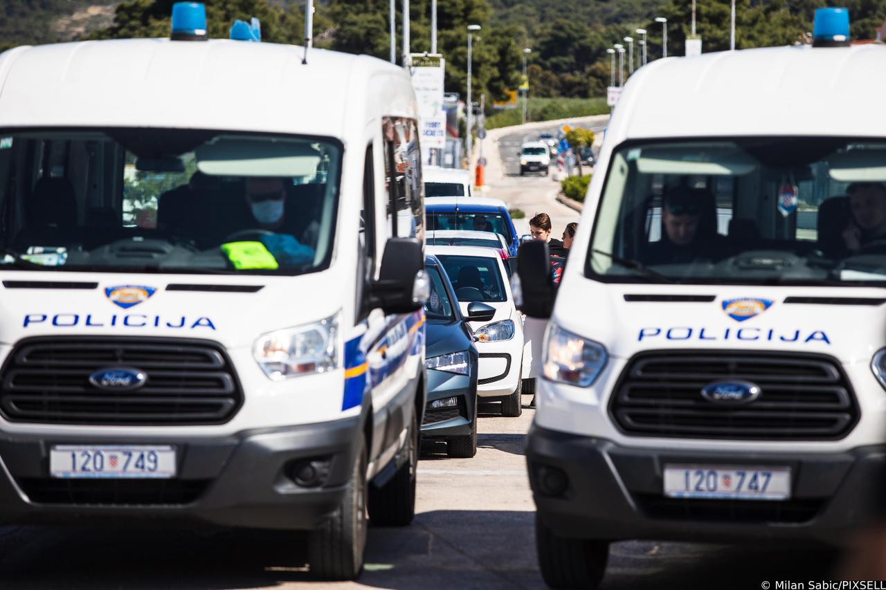 Policija kontrolira putnike koji putuju trajektom s Brača u SPlit