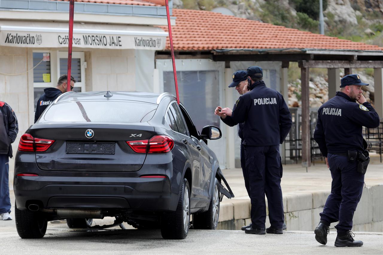 Iz mora izvučen automobil nakon tragedije u trajektnoj luci Prapratno