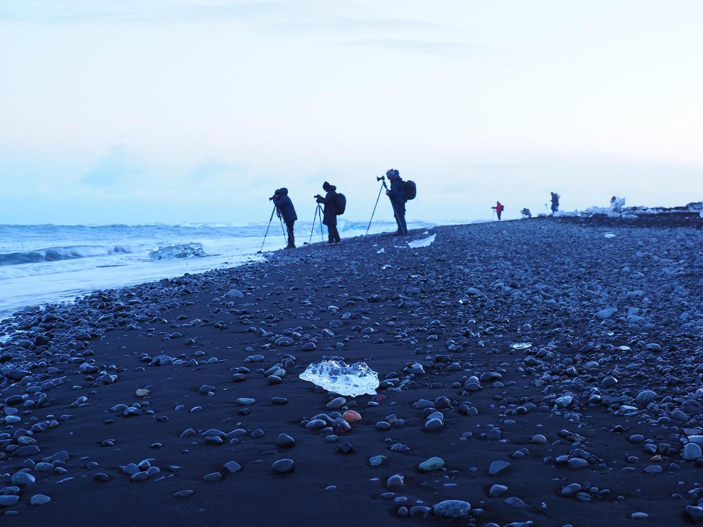 Zanimljivo je da izbor sve više uključuje i manje razvijene ili manje poznate destinacije, poput Albanije i Turske, dok se među najboljima nalaze i hladnije plaže poput irske Keem, norveške Puinn ili islandske Diamond Beach. Time se potvrđuje trend u kojem putnici sve više traže autentična i manje komercijalizirana mjesta.Na globalnoj razini titulu najbolje plaže na svijetu ove je godine odnijela Entalula Beach na filipinskom otoku Palawan. Stručnjaci ističu kako je riječ o iznimno očuvanoj lokaciji s kristalno čistim morem i osjećajem potpune izoliranosti – upravo onim što moderni putnici sve češće traže.