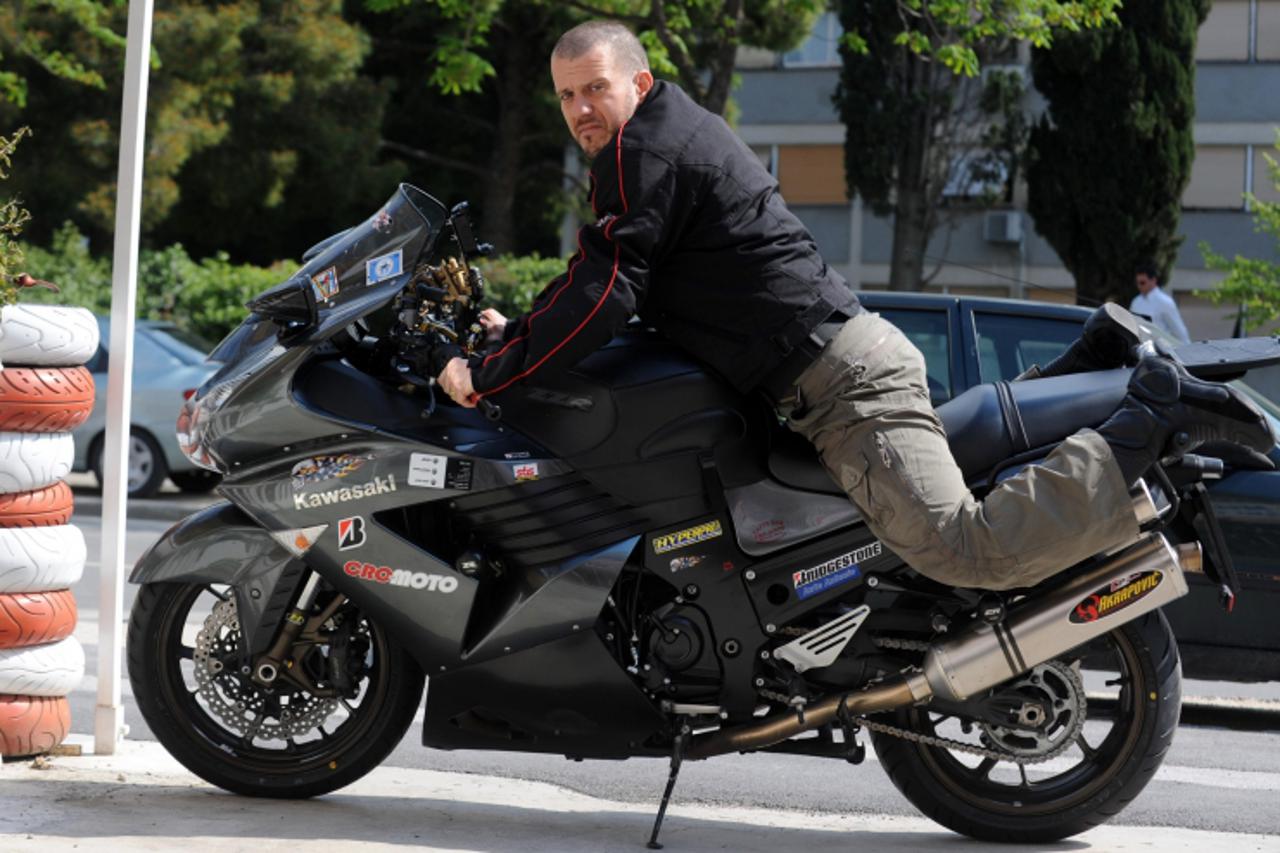 '09.04.2010., Split - Tonci Ordulj ce sa svojim motorom Kavasaki zzr 1400 se uputiti u nedjelju iz Splita za Lisabon planira odvoziti rutu Split Lisabon Split u roku 70 sati. Photo: Nino Strmotic/PIXS