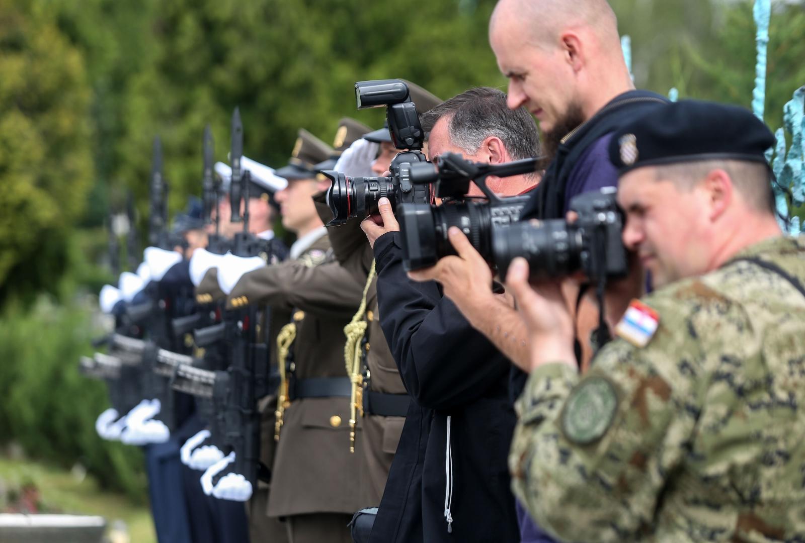 30.05.2020., Zagreb - Povodom Dana drzavnosti polaganje zajedničkog vijenca Predsjednika Republike Hrvatske, Predsjednika Hrvatskog sabora i Predsjednika Vlade Republike Hrvatske s izaslanstvima ispred Sredisnjeg kriza branitelja na Gradskom groblju Mirogoj te na grob Franje Tudjmana. Photo: Marin Tironi/PIXSELL