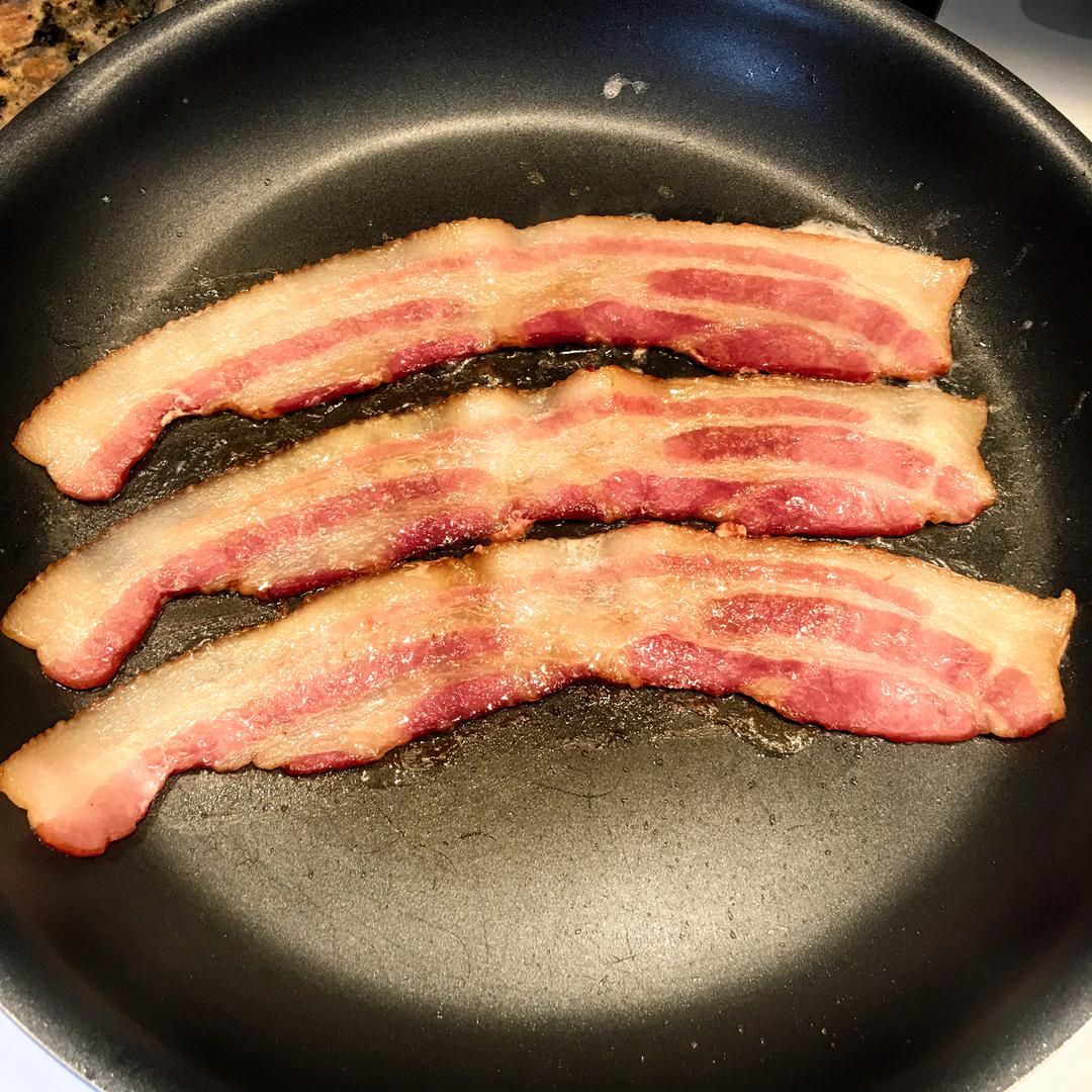 Kako pripremiti savršeno hrskavu slaninu? Neki će je baciti na roštilj, a neki peći u tavi ili u pećnici. 