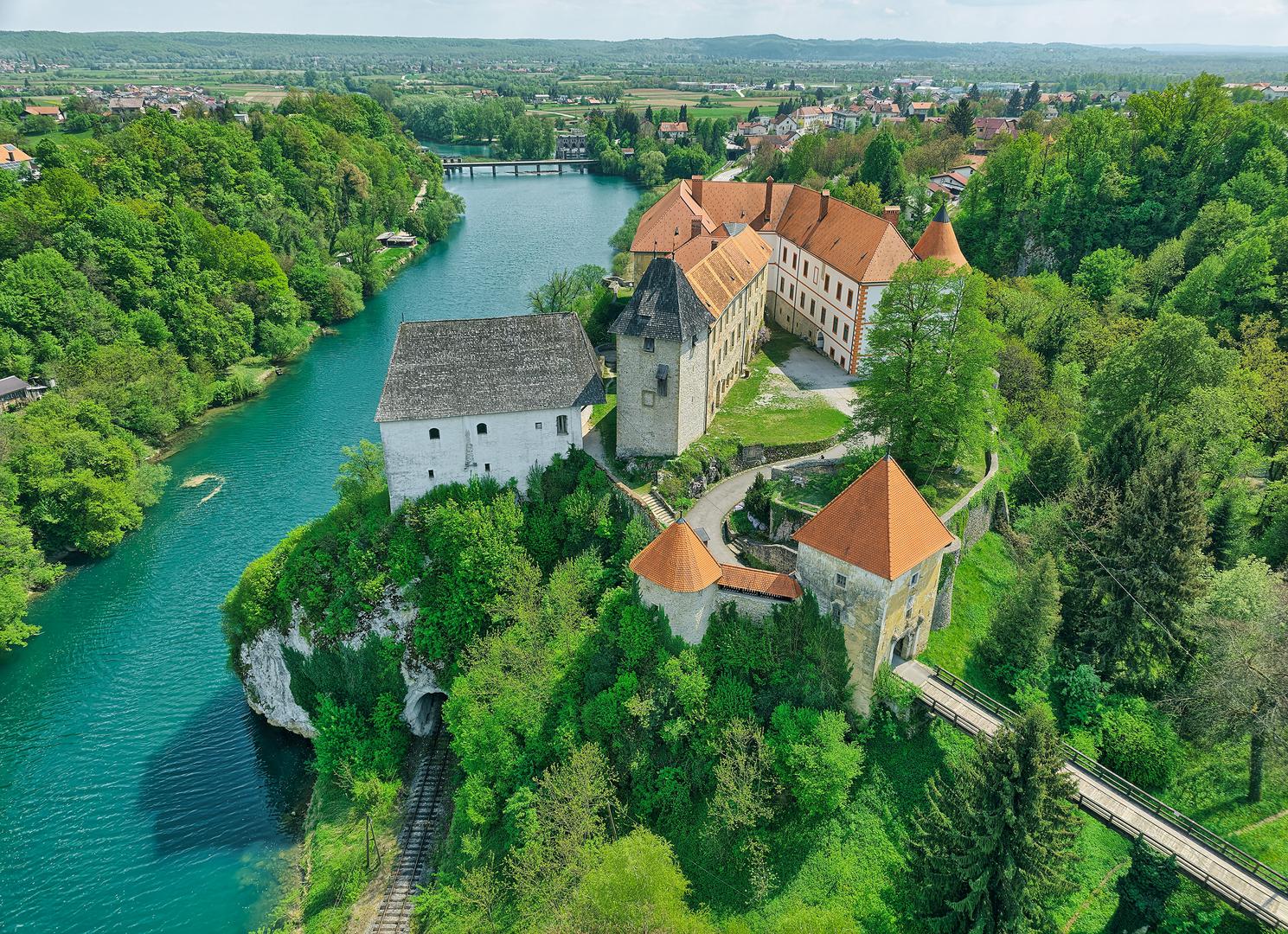 48. Dvorac Ozalj, Ozalj: Ukupno mentiona: 9,711; Prošlogodišnji poredak: 44 (↓4)