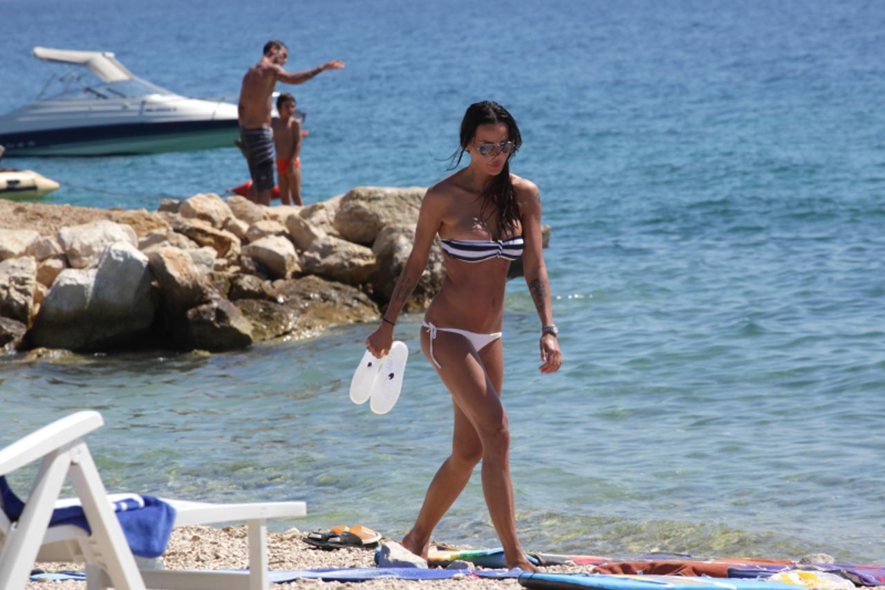 '10.07.2010., Novalja, Gajac, Zadar - Svjetski popularna manekenka, top model i tv voditeljica Nina Moric sa svojim deckom i sinom na plazi u Gajcu pored Novalje. Photo: Zeljko Mrsic/PIXSELL'