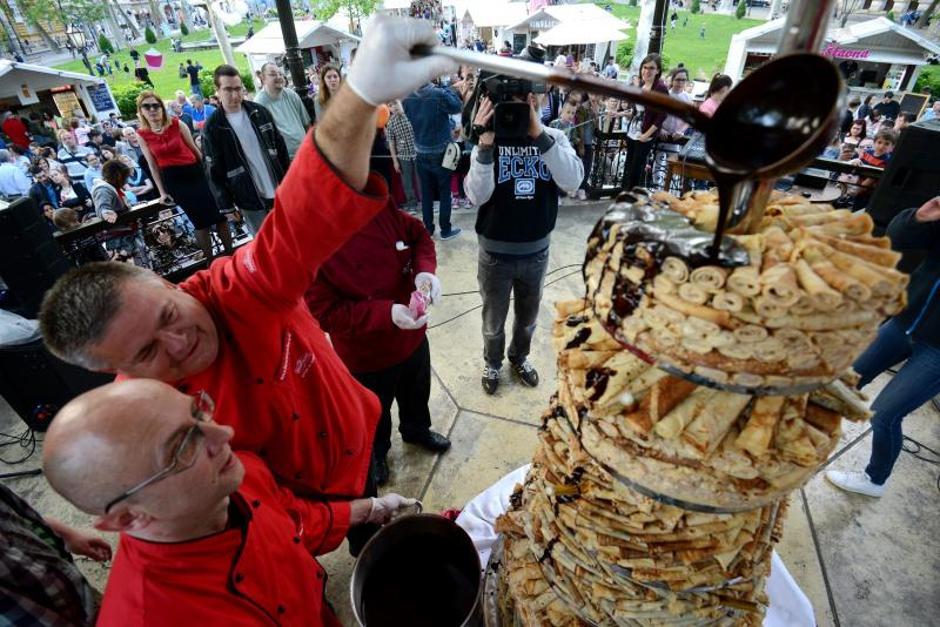  Podravkini kuhari na Festivalu slastica napravili tortu od 2000 palačinki